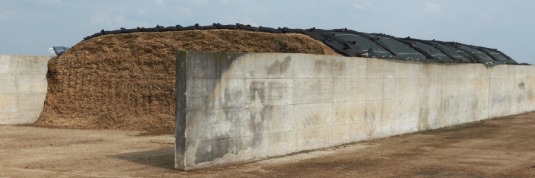 The image shows the layout of a bunker silo, visualizing the difference in choice between round bales or silo