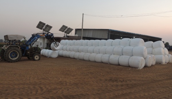 Tractor stacking round bales